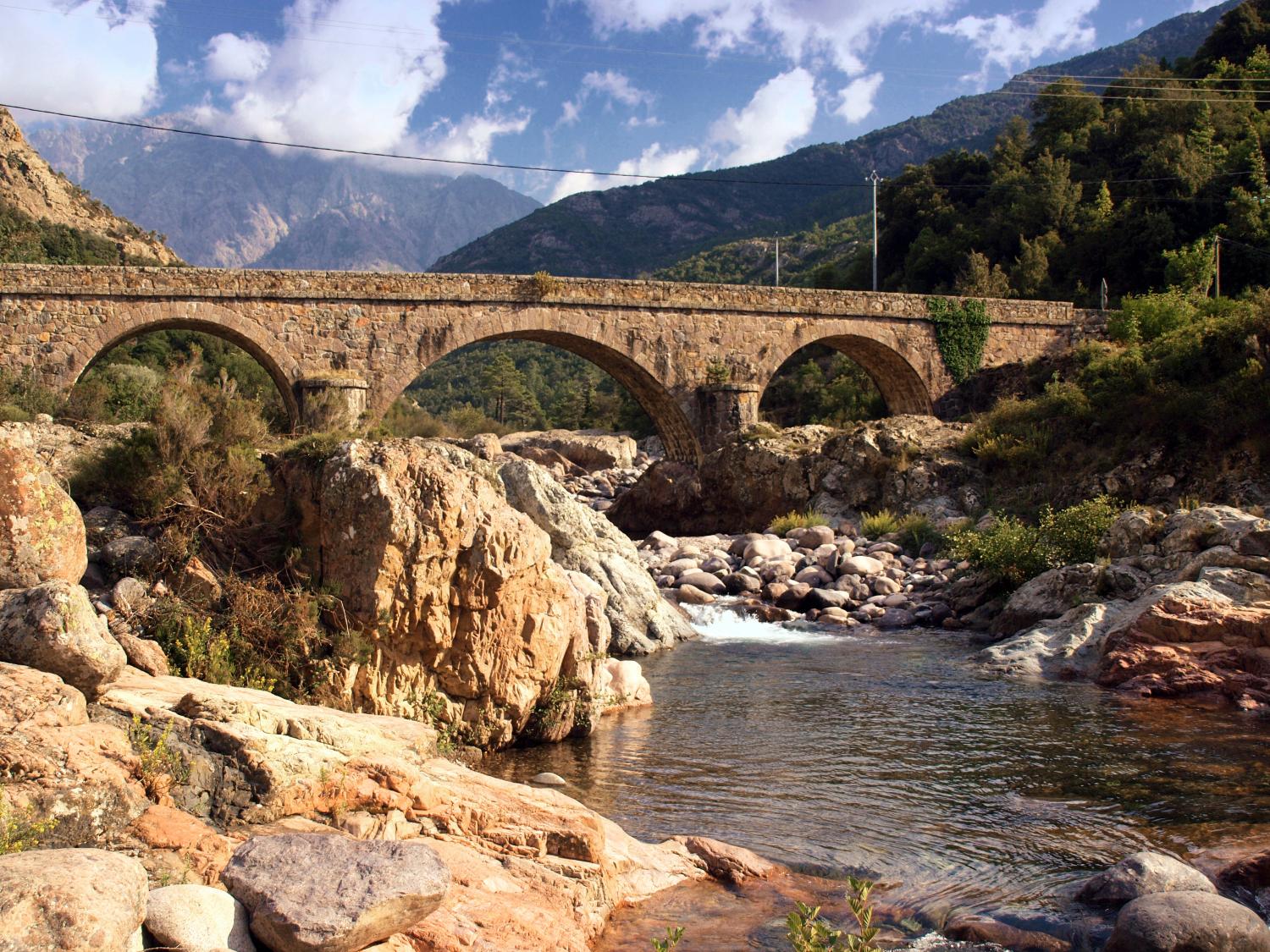 Vasques naturelles en granit rose dans la vallée du Fango en Balagne, Corse