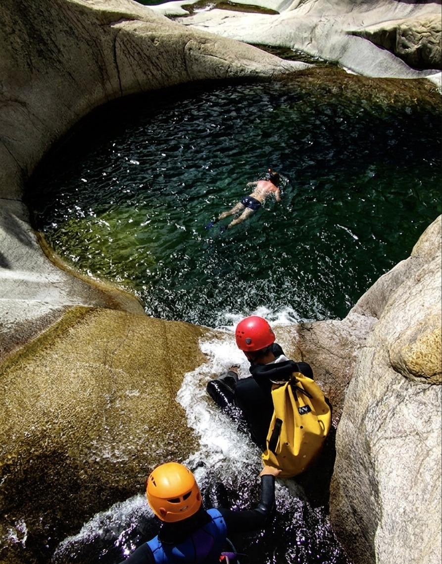 Une famille profite d’un moment de détente au cœur des gorges du Pulischellu.