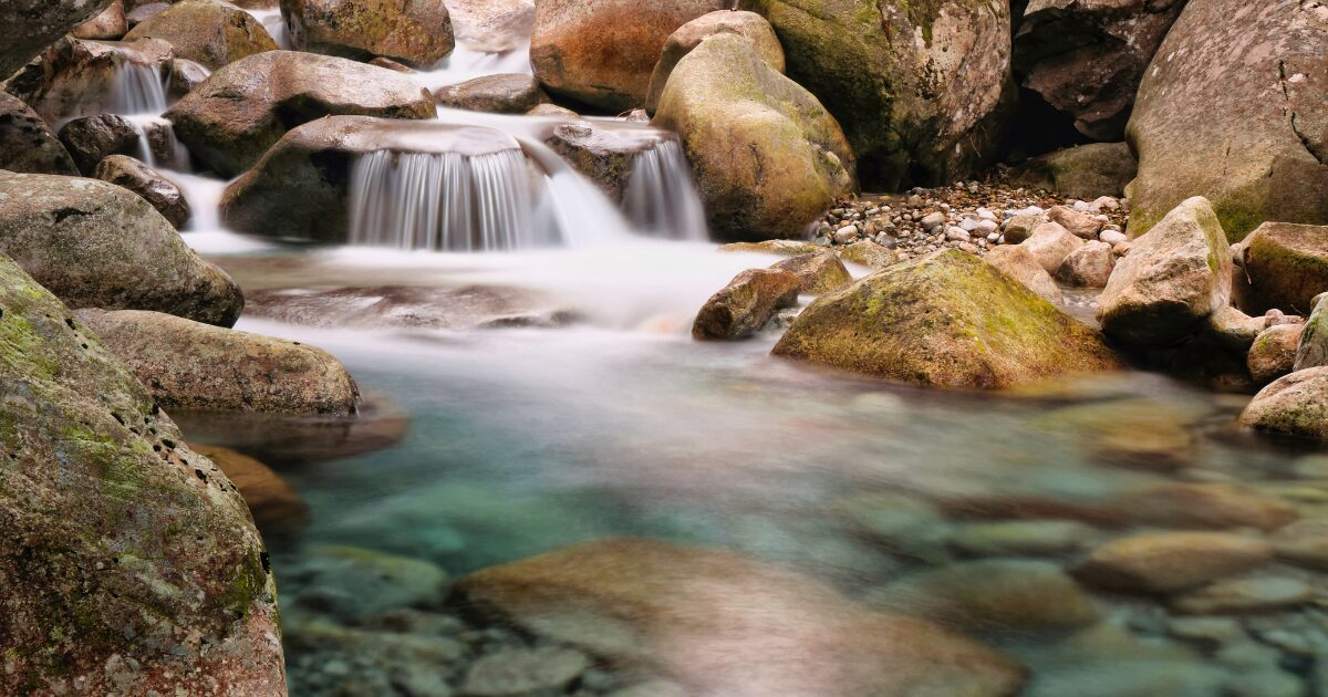 Eau turquoise et granit des gorges de la Restonica près de Corte, en Corse