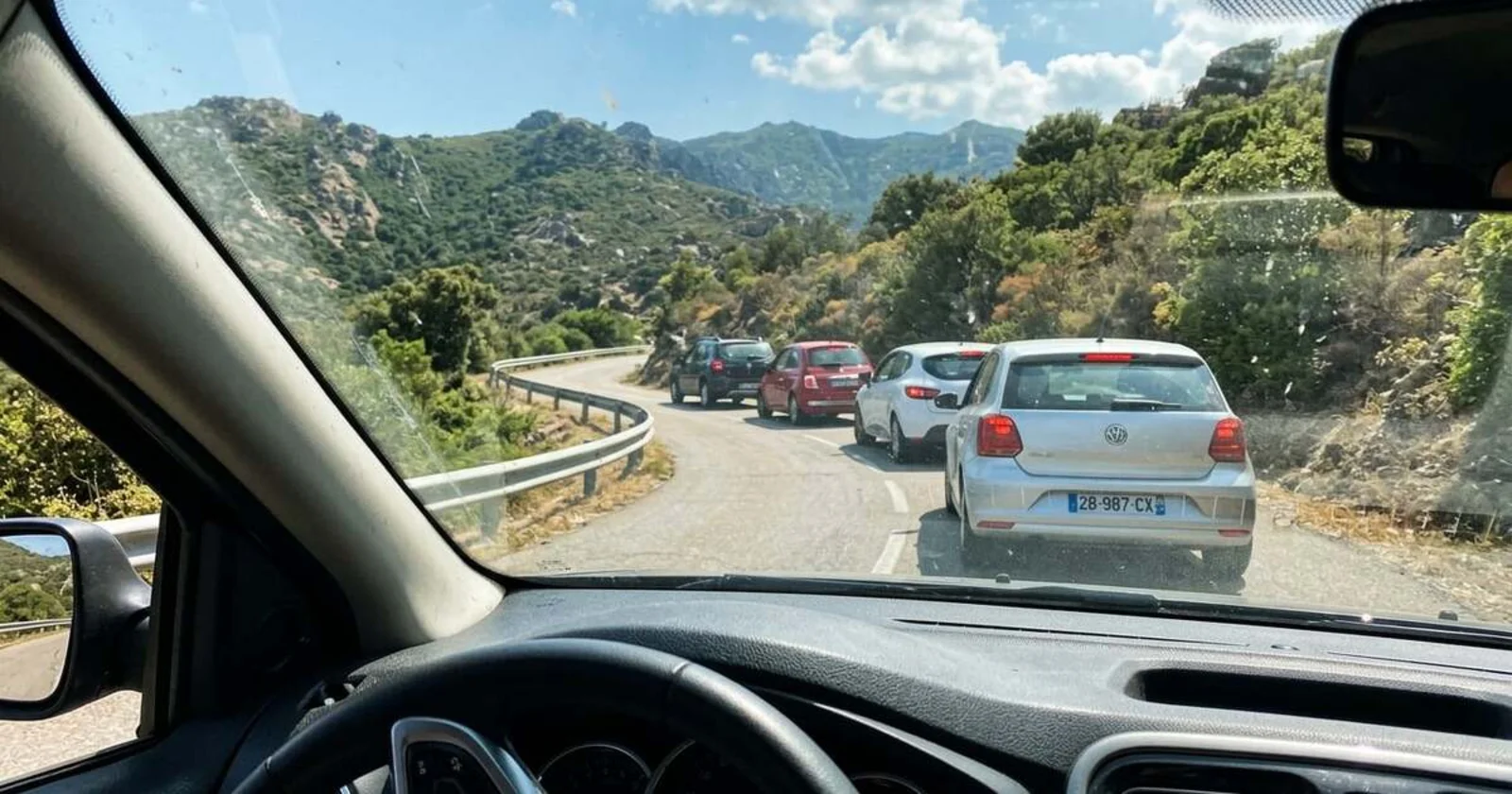 Bloquée dans les bouchons sur une route sinueuse de Corse, ma voiture n’avance plus d’un mètre.