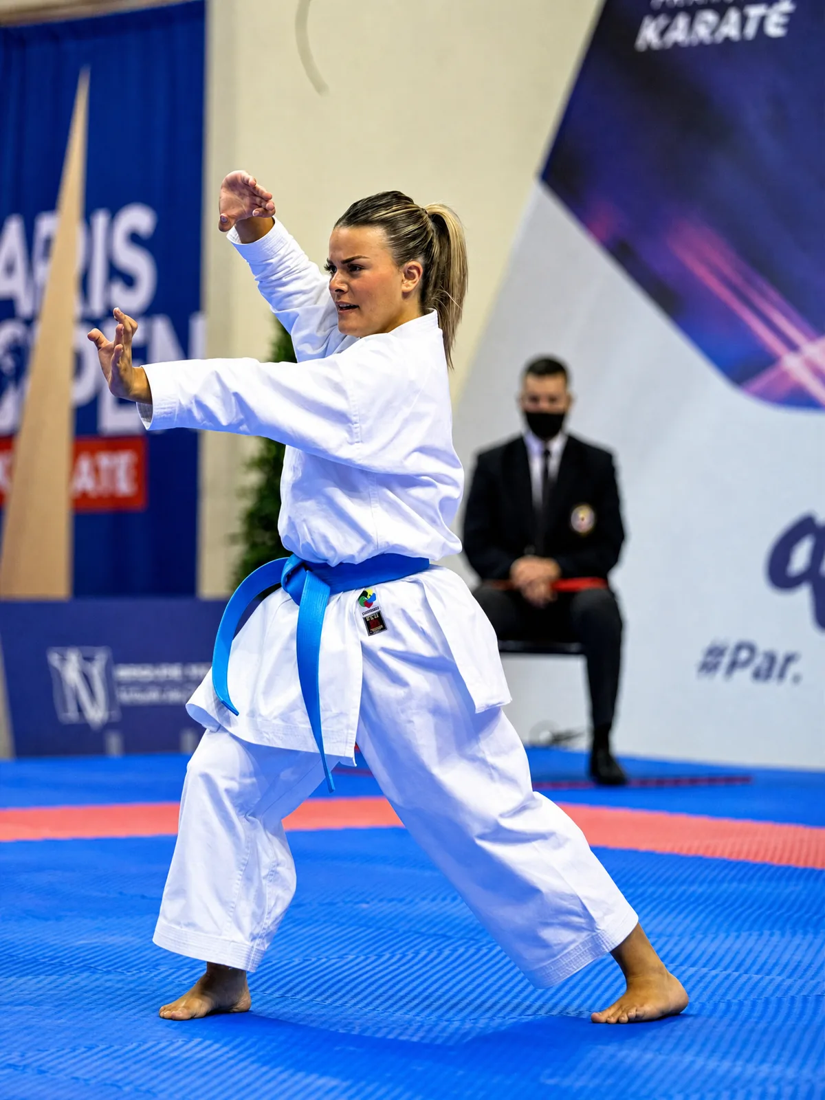 Cassandra Sampieri en plein kata lors d'une compétition nationale de karaté