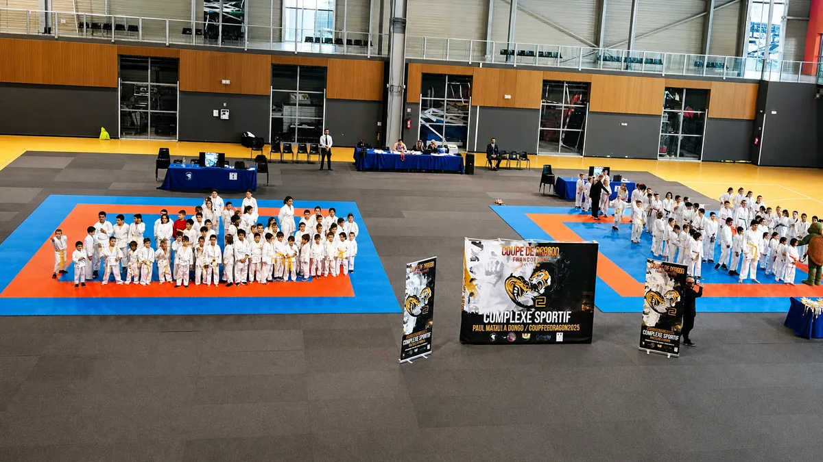 Vue d'ensemble du Complexe Sportif Paul Natali avec les karatékas du KC Borgo alignés sur le tatami