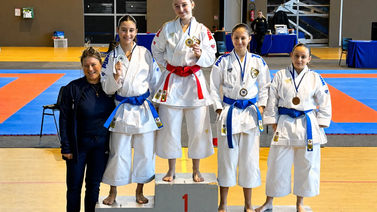 Première vague de champions du KC Borgo sur le podium avec médailles