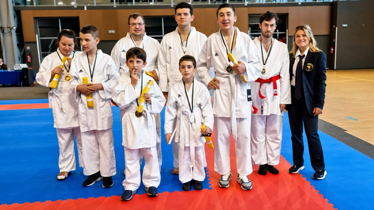 Deuxième groupe de médaillés du KC Borgo posant fièrement en kimono