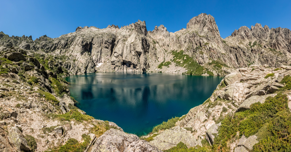 Vue panoramique du lac de Capitello entouré de parois granitiques, massif du Monte Rotondo
