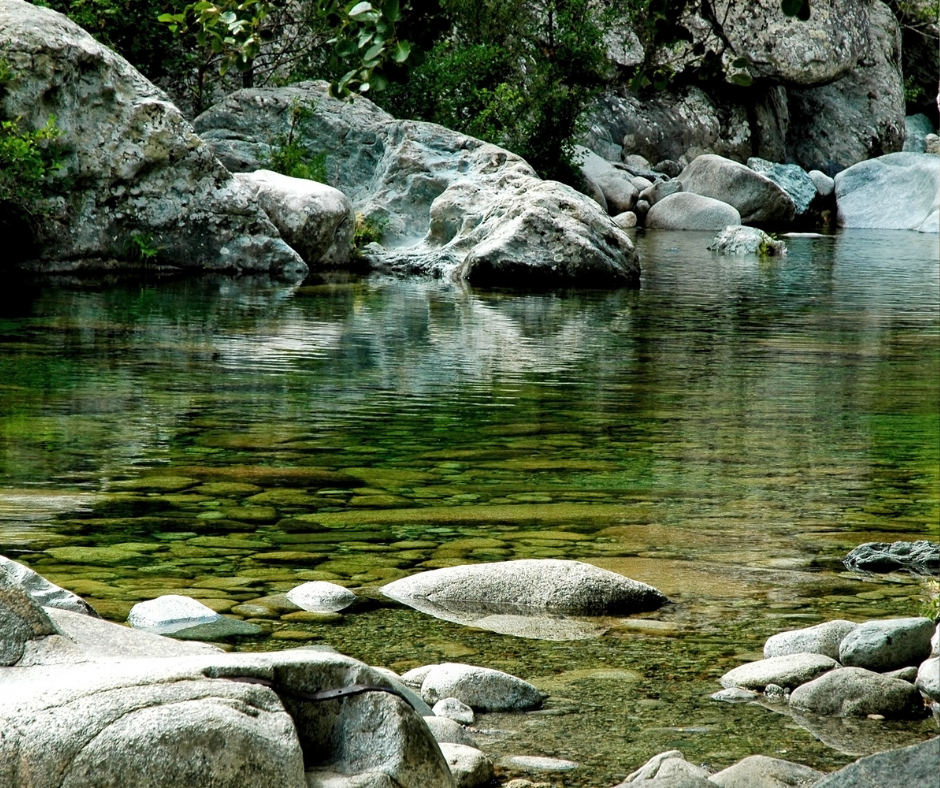 Vasques et rochers de granite le long de la rivière de Purcaraccia