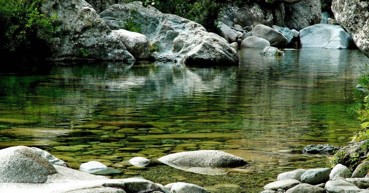 Vasques et rochers de granite le long de la rivière de Purcaraccia