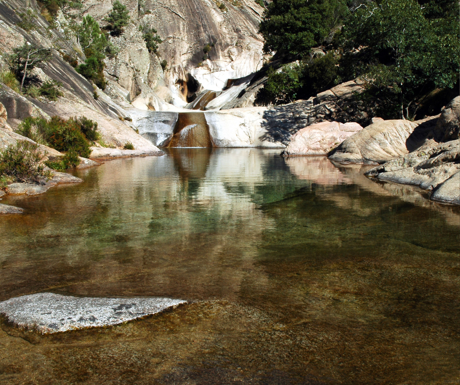Vasque d'eau émeraude et toboggan de granite des cascades de Purcaraccia