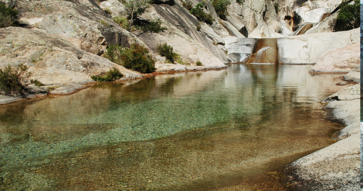 Vasque d'eau émeraude et toboggan de granite des cascades de Purcaraccia