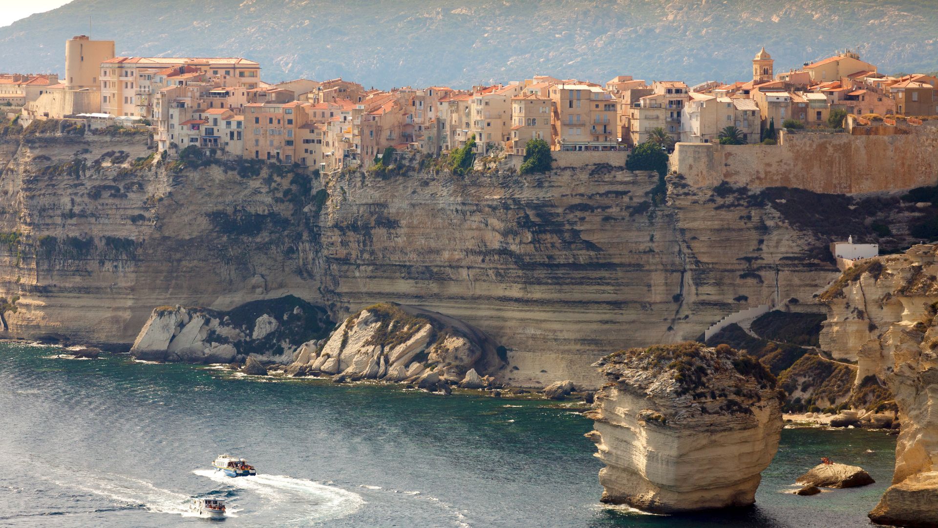 Citadelle de Bonifacio perchée sur les falaises de calcaire blanc, Corse du Sud