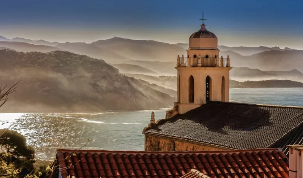 Village de Cargèse avec ses deux églises face à face et vue sur la mer, Corse