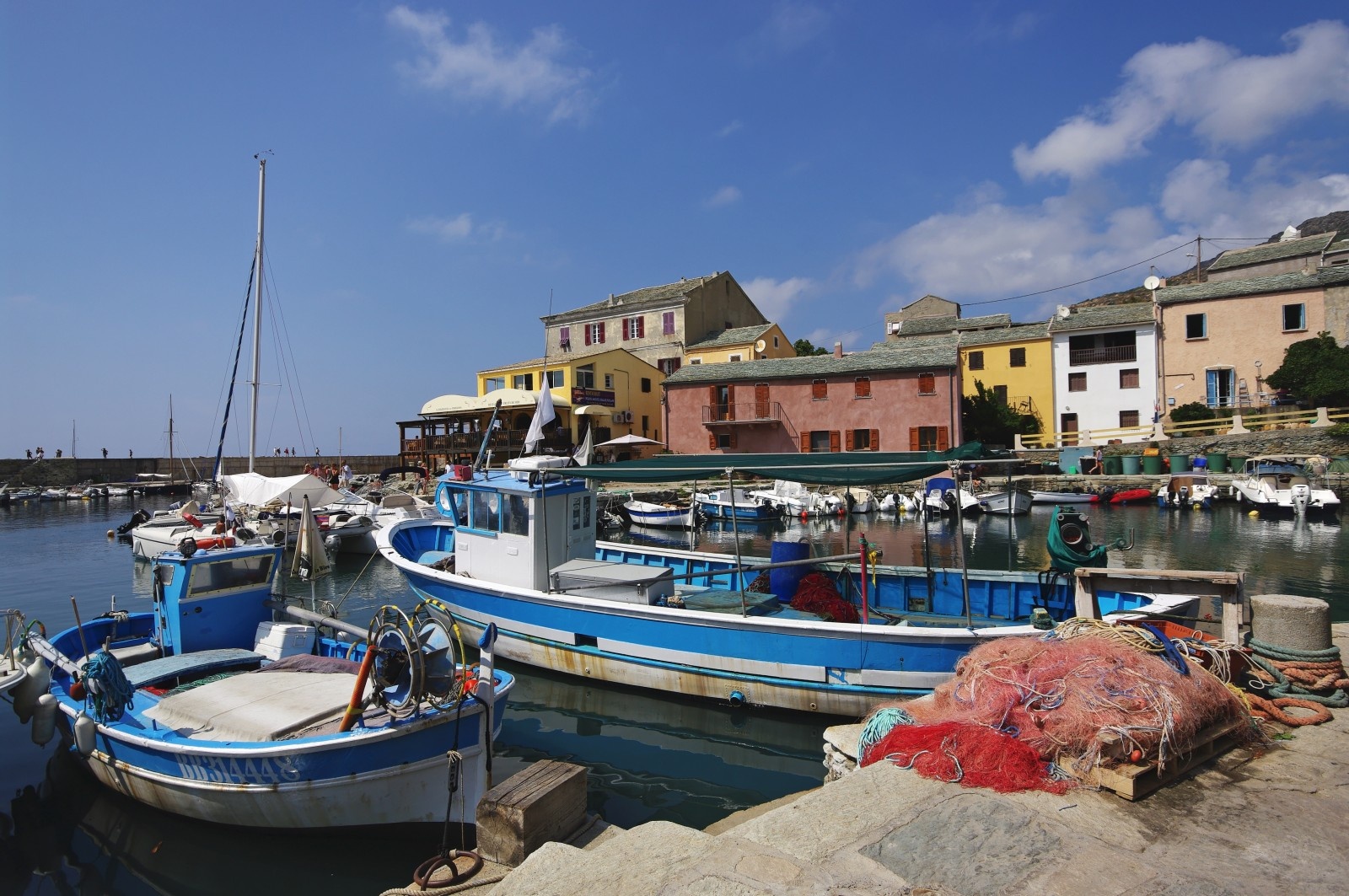 Port de pêche coloré de Centuri au Cap Corse avec ses bateaux traditionnels