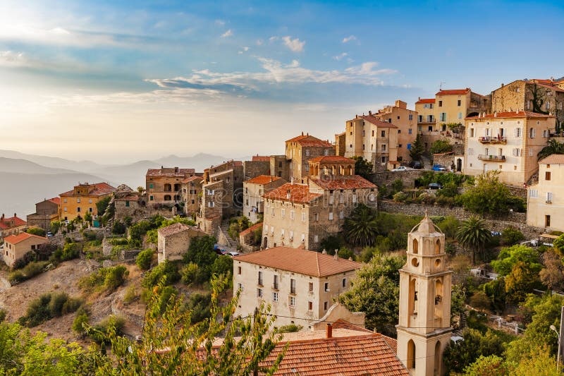 Village de Lama avec ses palazzi historiques sur un promontoire rocheux, Corse