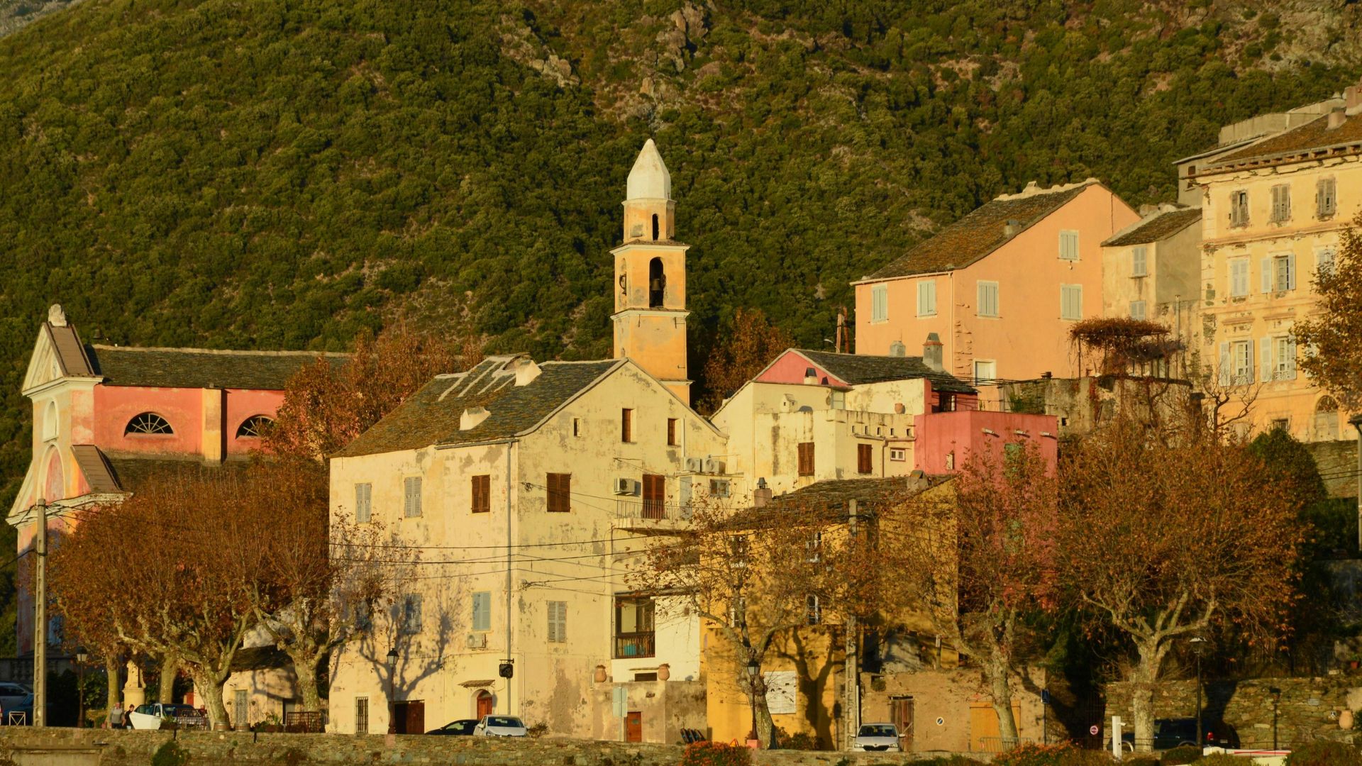 Village de Nonza perché sur une falaise au-dessus de sa plage noire, Cap Corse
