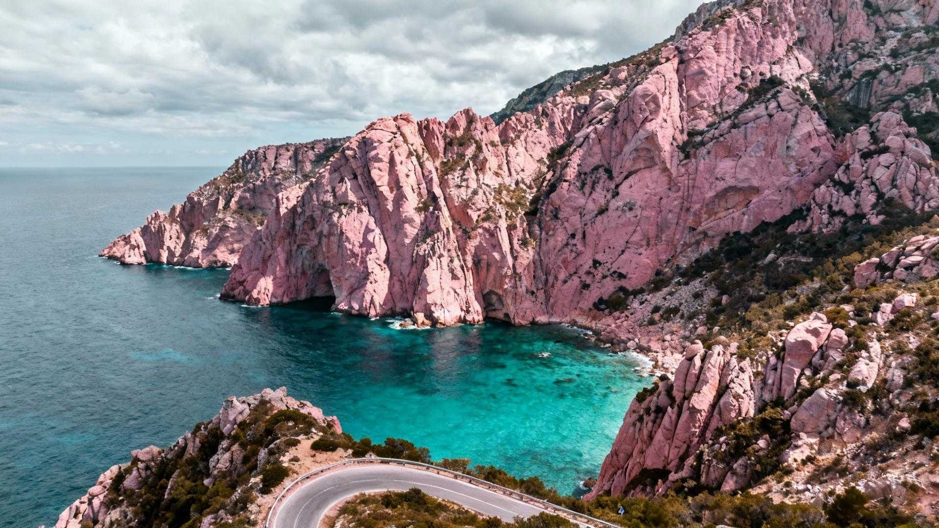 Village de Piana avec les calanques de granit rose en arrière-plan, Corse