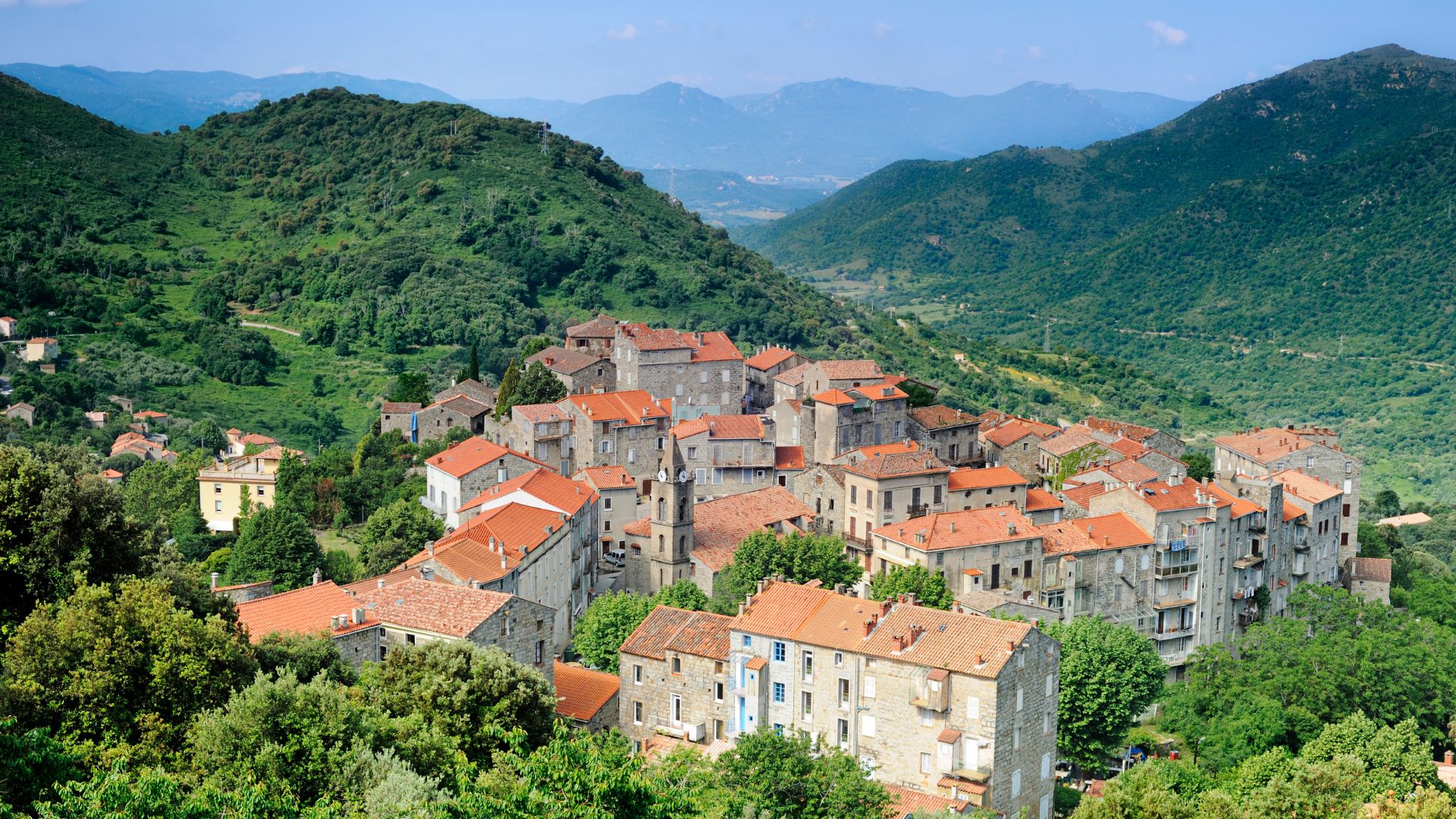 Village de Sainte-Lucie-de-Tallano dans les montagnes de l'Alta Rocca, Corse