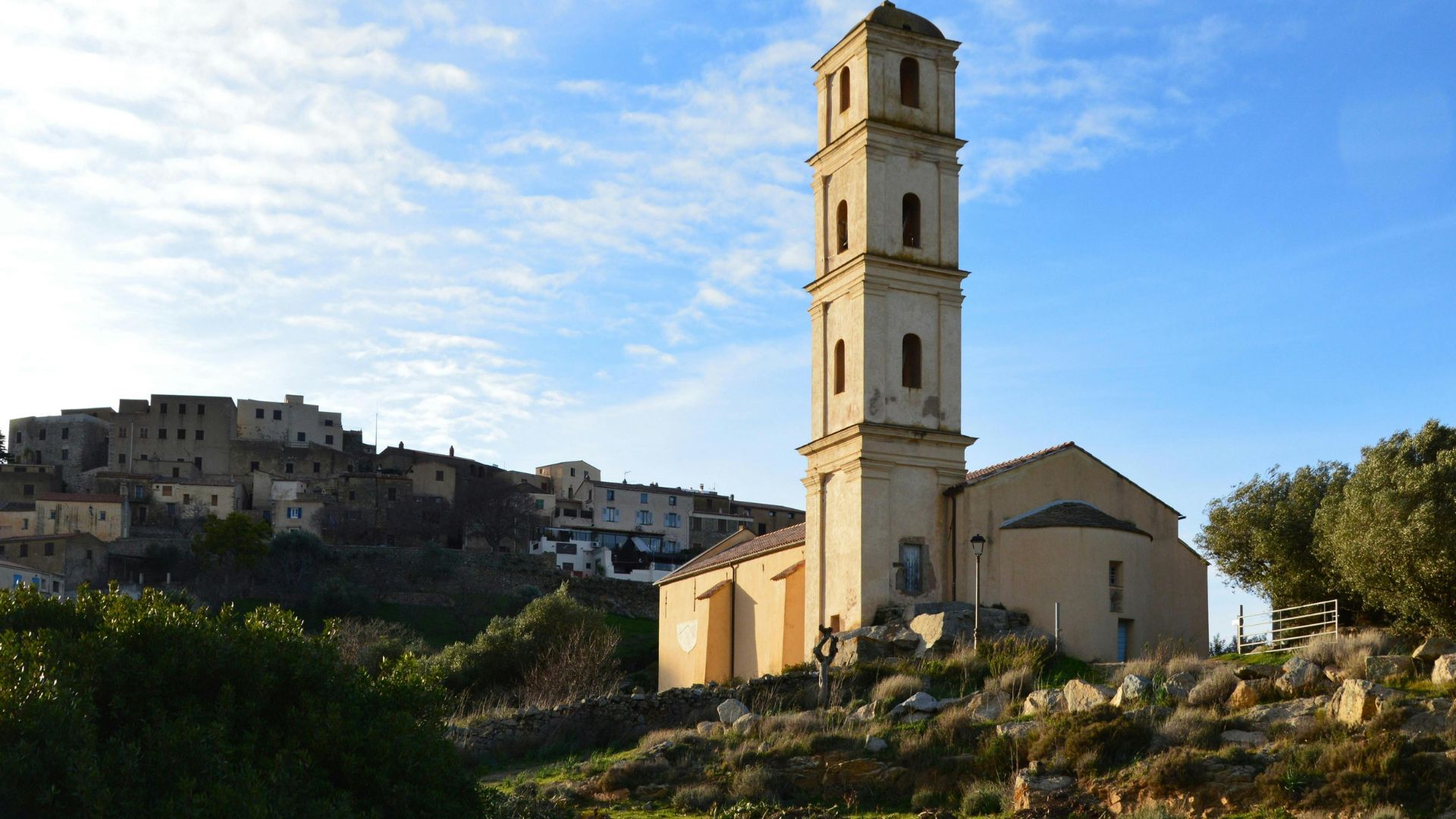 Village de Sant'Antonino perché sur son pic de granit en Balagne, Corse
