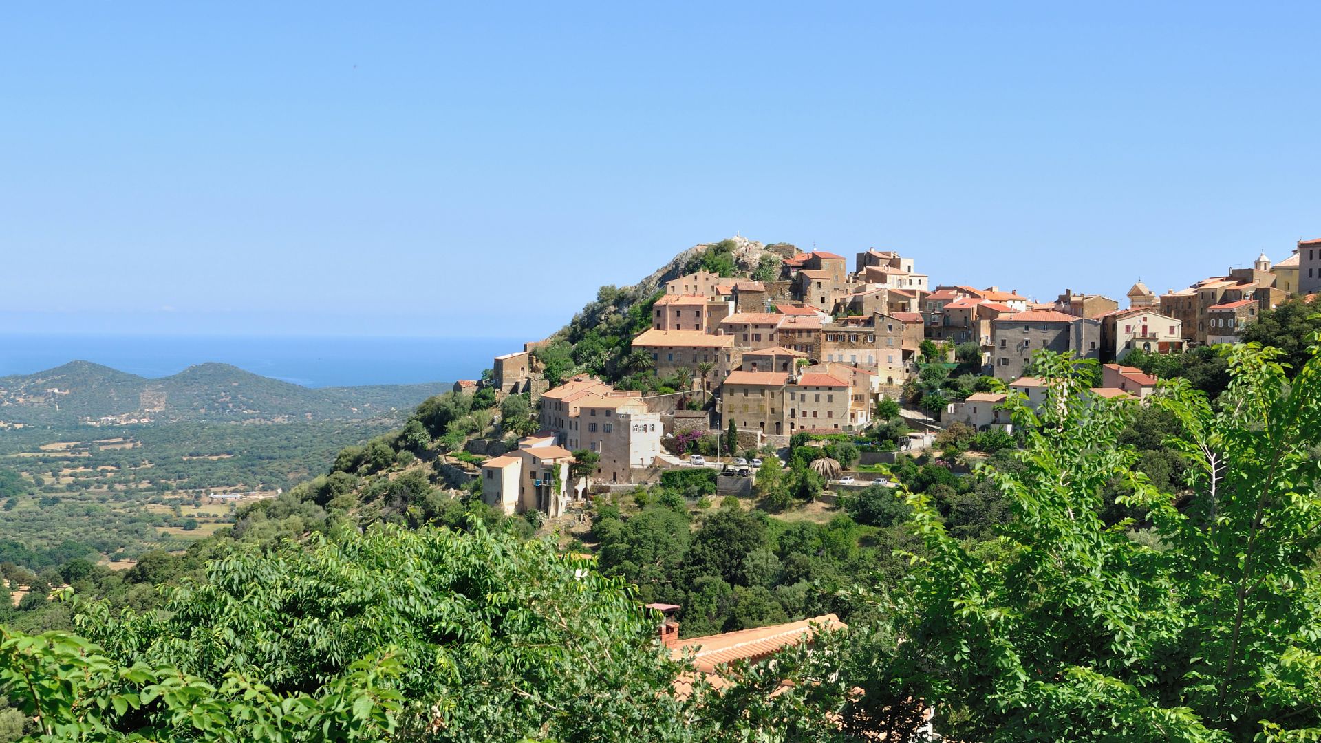 Village de Speloncato perché sur son éperon rocheux avec les montagnes enneigées, Balagne, Corse